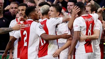 AMSTERDAM, NETHERLANDS - SEPTEMBER 28: Steven Berghuis of Ajax celebrates 1-0 with Jurrien Timber of Ajax, Antony of Ajax, Ryan Gravenberch of Ajax, Daley Blind of Ajax, Noussair Mazraoui of Ajax during the UEFA Champions League match between Ajax v Bes