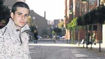 <b>TRES GOLES Y TITULAR INDISCUTIBLE. </b>Manu del Moral, posando en las calles de Getafe, ya se ha convertido en uno de los preferidos por la afición de la localidad madrileña.