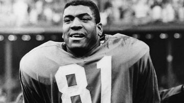 Se bajó de un autobús, pidió trabajo con Los Ángeles Rams y revolucionó la posición de cornerback en la década de los 50.