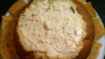 Un delicioso Bread Bowl Cheese Dip para homenajear a Brett Favre.