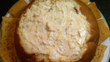 Un delicioso Bread Bowl Cheese Dip para homenajear a Brett Favre.