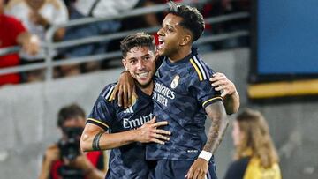 Valverde celebra con Rodrygo uno de sus goles en el Real Madrid-Milan.