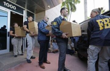 Agentes del FBI llevandose cajas de la sede de la CONCACAF. Durante la investigación internacional de la FIFA, donde nueve funcionarios de la FIFA y cinco ejecutivos de las empresas fueron acusados de extorsión, fraude electrónico y conspiración de lavado de dinero