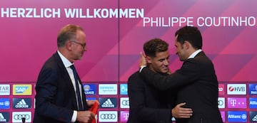 El CEO del Bayern, Karl-Heinz Rummenigge y el director deportivo Hasan Salihamidzic, los encargados de la presentación de Coutinho. 