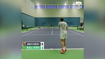 Medvedev se enfrenta a 10 recogepelotas a la vez: deben ver el resultado