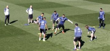 Gran ambiente entre los jugadores del Real Madrid durante el entrenamiento.