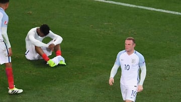 NICE, FRANCE - JUNE 27: Wayne Rooney of England walks from the pitch as Dele Alli and Daniel Sturridge show their dissapointment after defeat during the UEFA Euro 2016 Round of 16 match between England and Iceland at Allianz Riviera Stadium on June 27, 2016 in Nice, France. (Photo by Laurence Griffiths/Getty Images)