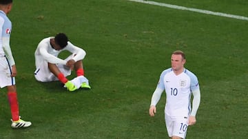 NICE, FRANCE - JUNE 27: Wayne Rooney of England walks from the pitch as Dele Alli and Daniel Sturridge show their dissapointment after defeat during the UEFA Euro 2016 Round of 16 match between England and Iceland at Allianz Riviera Stadium on June 27, 2016 in Nice, France.  (Photo by Laurence Griffiths/Getty Images)