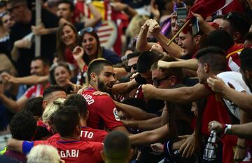 El extremo belga del Atlético de Madrid Yannick Carrasco celebra con los aficionados su gol marcado ante el Sevilla 