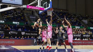 Marcelinho Huertas, con un recital tremendo, 26 partido y 11 asistencias, comanda la reacci&oacute;n del Lenovo Tenerife. El Bar&ccedil;a lleg&oacute; a perder de 14: 69-55.