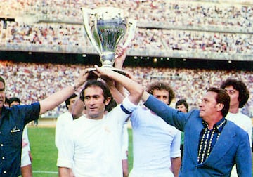 Pirri levanta la Liga de 1978 junto a Molowny. 