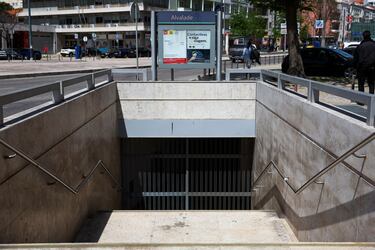 Una vista muestra una estación de metro cerrada tras un corte de energía, en Lisboa, Portugal.