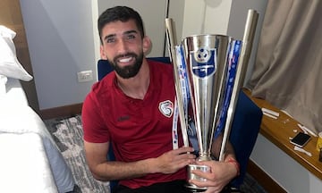 Emiliano Amor y su primer trofeo con Siria...