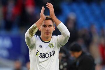El exsevillista W?ber se marcha al Leeds United. El central austriaco de 24 a?os, que fich¨® por el Sevilla en enero de 2019 procedente del Ajax por 10,5 millones de euros para posteriormente unirse al Salzburgo seis meses despu¨¦s, pondr¨¢ rumbo a la PremierLeague. El LeedsUnited abonar¨¢ 12 millones de euros.