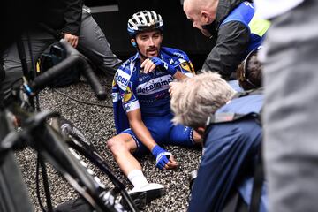 El ciclista francés cayó agotado al cruzar la línea de meta en Val Thorens. Ayer perdió el maillot amarillo y hoy, a pesar de intentarlo, no pudo con el ritmo de los escaladores.