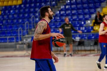 El base español Ricky Rubio anunció el 29 de enero que asistiría a un entrenamiento con el FC Barcelona, por primera vez, desde su anuncio de una pausa en agosto para cuidar su salud mental.