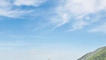 <b>TIERRA. </b>El pelotón rueda por una zona de tierra en el Monte Cabria.