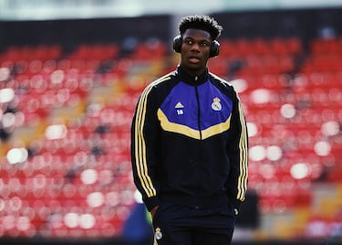 El jugador francés del Real Madrid, Aurélien Tchouaméni, observa el Estadio de Vallecas a su llegada al terreno de juego.