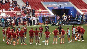 Los jugadores del Liverpool, durante el entrenamiento en el Wanda Metropolitano.