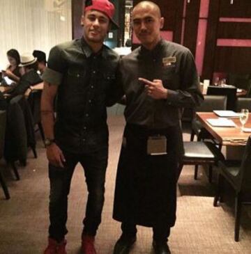 Neymar con uno de los trabajadores de un restaurante de Las Vegas.