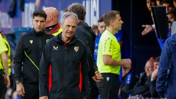 PAMPLONA, 24/04/2025.- El entrenador del Sevilla, Joaquín Caparrós, este jueves, durante el partido de la jornada 33 de LaLiga EA Sports, entre el Osasuna y el Sevilla, en el estadio El Sadar de Pamplona. EFE/ Villar López