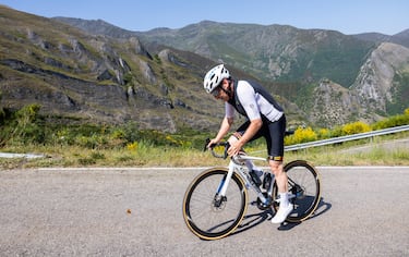 Una de las grandes dificultades que tiene la subida son varias rectas en las que el corredor no llega a ver al final y contempla, eso sí, la cima al fondo. “Son algunos de los momentos más duros mentalmente, porque en algunas ocasiones ves al rival y no puedes llegar a su rueda”, analiza Escartín tras realizar la ascensión con AS.