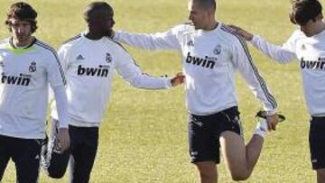 <b>CONFIDENCIAS. </b>Lass conversa con su compatriota Benzema durante el entrenamiento de ayer.