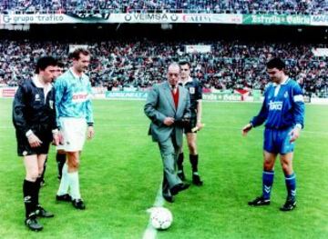 El gallego Pahiño jugó en el Celta de Vigo entre 1943 y 1948. Posteriormente lo fichó el Real Madrid, donde estuvo entre 1948 y 1953.
En la imagen haciendo un saque de honor antes de un partido entre ambos equipos.