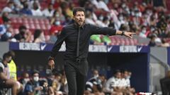 Simeone da indicaciones durante el partido contra el Elche. 