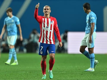 Atletico Madrid's Antoine Griezmann (C) reacts during a friendly football match between Manchester City and Atletico Madrid at Seoul World Cup Stadium in Seoul on July 30, 2023. (Photo by Jung Yeon-je / AFP)