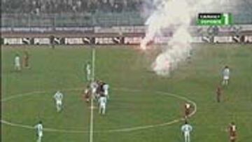 <b>SUSPENDIDO. </b>El lanzamiento de bengalas ha obligado al colegiado a detener el encuentro.