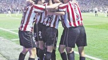 <b>UNA PIÑA. </b>El Athletic se llevó tres puntos de oro ante Osasuna en un intenso encuentro en San Mamés.