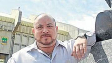 <b>ENTRE DOS SÍMBOLOS. </b>Con Anoeta al fondo y junto a un busto de Ormaetxea, Miguel Ángel posa para AS.