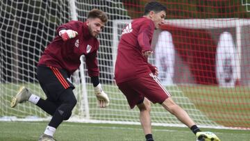 River se entren&oacute; por la tarde en Ezeiza debido a las persistentes lluvias matutinas. El entrenador no defini&oacute; la alineaci&oacute;n para el domingo y mantendr&iacute;a una duda.