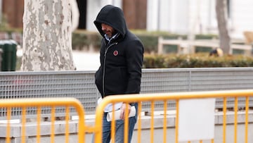 MADRID, 22/02/2024.- El presidente del Zamora CF, Víctor de Aldama, a la salida de la Audiencia Nacional este jueves. El juez de la Audiencia Nacional Ismael Moreno ha acordado la puesta en libertad y la retirada del pasaporte para Koldo García, exasesor del exministro socialista José Luis Ábalos; el presidente del Zamora CF, Víctor de Aldama, y el empresario Iñigo Rotaetxe, detenidos por presunta corrupción en la compra de mascarillas en pandemia. EFE/Sergio Pérez