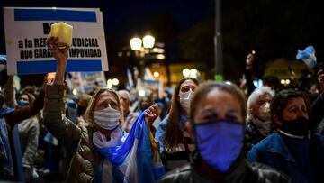 People demonstrate against a judicial reform outside the court in Buenos Aires, on September 23, 2020. (Photo by RONALDO SCHEMIDT / AFP)