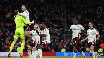 Estadounidense y mexicano fueron claves para que Fulham obtuviera su boleto a los cuartos de final en su visita a Old Trafford.