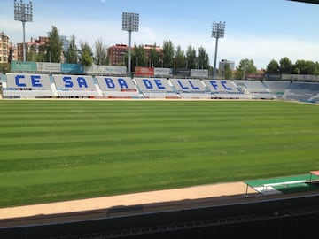 Un histórico como el Sabadell busca en Andalucía regresar al fútbol profesional. Si así sucediese, su afición puede estar tranquila porque no se moverán de Nova Creu Alta, su actual estadio. Tiene una capacidad para 11.981 espectadores y ha acogido partidos de los Juegos Olímpicos de Barcelona 1992. Casi nada para un feudo utilizado en la actualidad para albergar partidos de la tercera categoría del fútbol español. Sus gradas también vivieron duelos en Primera División o la Copa de Ferias.


El Sabadell no lamentará tanto como otros jugar lejos de su gente, ya que está habituado a sacar buenos resultados como visitante. En casa también, aunque si solo contaran los resultados como local ni siquiera habría logrado la clasificación para el Playoff. Nueve triunfos, tres empates y dos derrotas les avalan en Nova Creu Alta para un total de 30 puntos. Castellón, Cornellà, Lleida y Barcelona B, aunque fuera por poco, les superaron.