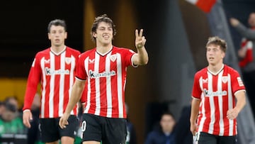 BILBAO, 20/12/2023.- El delantero del Athletic Unai Gómez celebra su gol durante el encuentro de la jornada 18 de LaLiga entre Athletic Club de Bilbao y UD Las Palmas, este miércoles en el estadio de San Mamés, en Bilbao. EFE/ Luis Tejido
