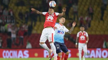 Leonardo Pico, jugador de Junior disputando la pelota con Yeison Gordillo de Santa Fe