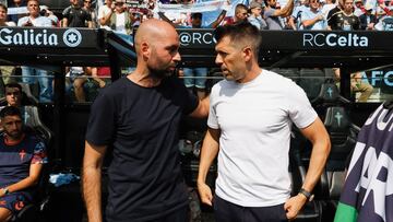 Claudio Giráldez y Paulo Pezzolano, entrenadores del Celta y del Valladolid, se saludan antes del partido correspondiente a la quinta jornada de LaLiga EA Sports.