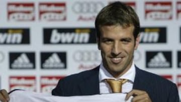 Van der Vaart posa como jugador del Real Madrid tras su presentación
