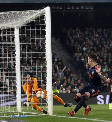 El balón entra en la portería, consiguiendo Joaquin una maravilloso gol olímpico en esta semifinal de la Copa del Rey.
