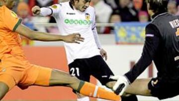 <b>ASEDIO. </b>Silva tuvo un par de ocasiones claras pero se topó con el meta Wiese, espléndido durante toda la noche.