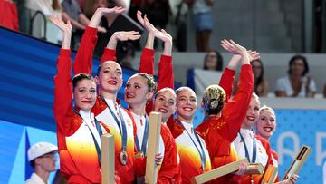 Paris 2024 Olympics - Artistic Swimming - Team Victory Ceremony - Aquatics Centre, Saint-Denis, France - August 07, 2024. Txell Ferre Gaset, Marina Garcia Polo, Lilou Lluis Valette, Meritxell Mas Pujadas, Alisa Ozhogina Ozhogin, Paula Ramirez Ibanez, Iris Tio Casas, Blanca Toledano Laut of Spain celebrate during the ceremony. REUTERS/Maye-E Wong