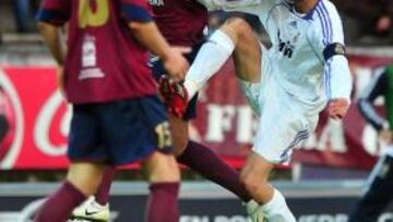 <b>PUGNA. </b>Marcos Tébar lucha por el esférico ante la mirada de Javi Rodríguez .