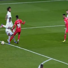 Lozano hizo penalti a Vinicius