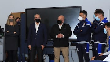 Antonio Couceiro junto a Rubén de la Barrera en su primera visita al vestuario del Deportivo en Avbegondo.