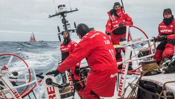 El &#039; Mapfre&#039; , ya l&iacute;der, vigila la maniobra del &#039;Dongfeng&#039; en el Oc&eacute;ano Austral.