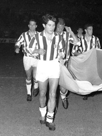 Este italoargentino fue un hist¨®rico del f¨²tbol, ganando el Bal¨®n de Oro en 1961 con la Juventus, a donde lleg¨® desde River Plate. Tambi¨¦n fue el autor del gol de la primera derrota del Madrid en Copa de Europa, en febrero de 1962. Aquel d¨ªa su amigo Di St¨¦fano oblig¨® a la Juventus a jugar con la segunda equipaci¨®n del Madrid, de color violeta, porque la negra se confund¨ªa con el conjunto del colegio. En el descanso fue al ¨¢rbitro y le dijo que o los italianos se pon¨ªan ese uniforme o no saldr¨ªan a jugar la segunda parte.